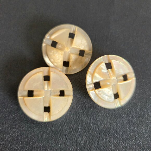 Vintage carved mother of pearl buttons. - Picture 2 of 5